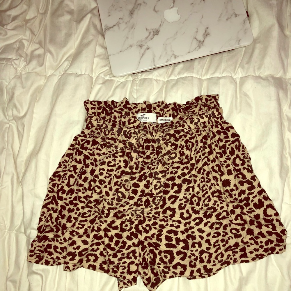 Hollister ultrahigh rise shorts loose fit! Size S